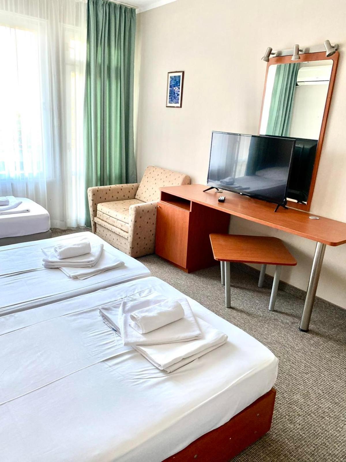 Hotel Green Park Kiten  Bagian luar foto
